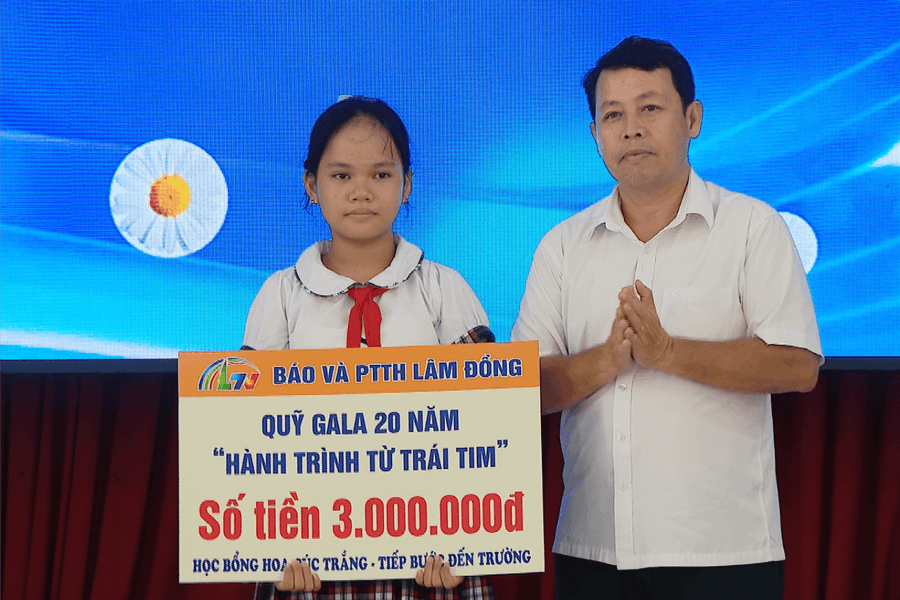Gần 60 triệu đồng Học bổng Hoa cúc trắng tiếp sức nữ sinh mồ côi đến trường
