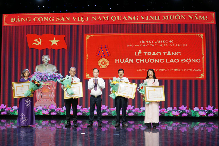 Trao Huân chương Lao động cho cán bộ Báo và Phát thanh, Truyền hình Lâm Đồng qua các thời kỳ