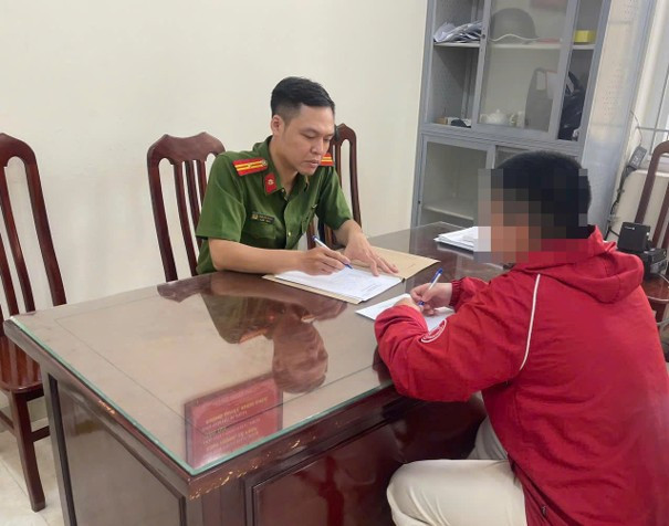 Công an Phường Láng xác minh vụ cô gái trẻ bị nhân viên giao hàng hành hung tại Hà Nội