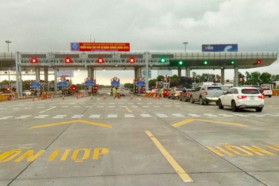 Lùi xe tại trạm thu phí trên cao tốc để xử lý sự cố có bị phạt nguội?
