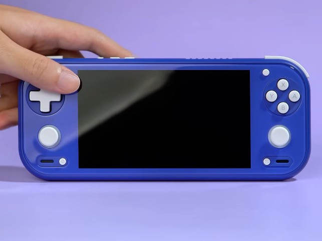 Cận cảnh Anbernic RG 55G1: Thiết kế lấy cảm hứng từ Switch Lite và những nâng cấp đáng chú ý