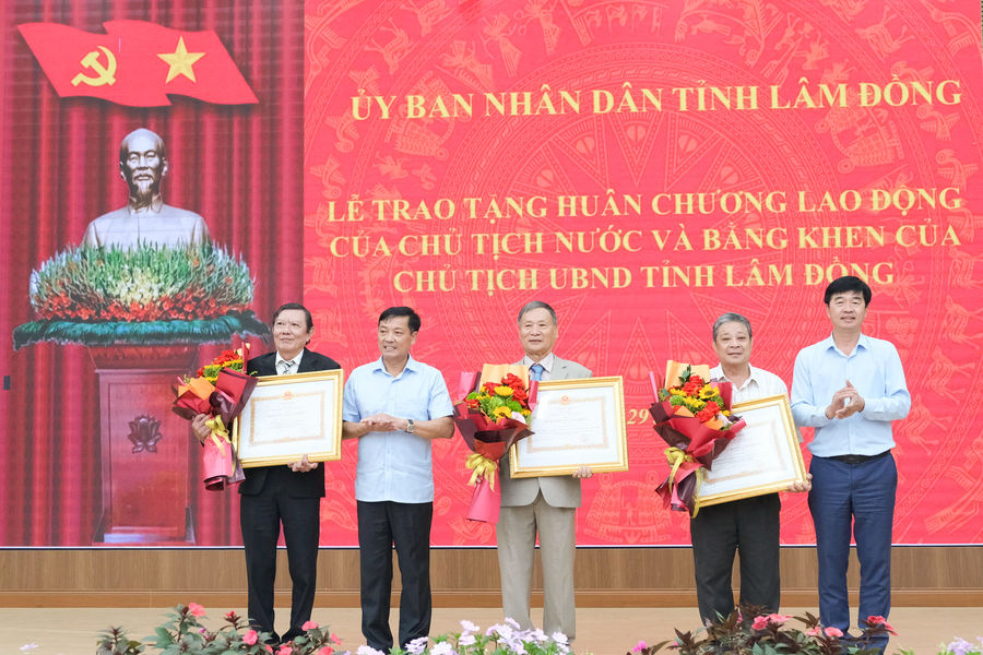 Trao Huân chương Lao động cho 3 cá nhân ngành nông nghiệp và môi trường Lâm Đồng