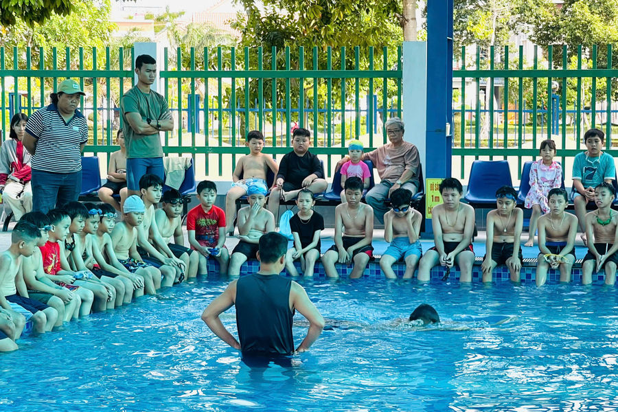 Dạy bơi miễn phí cho thiếu nhi có hoàn cảnh khó khăn