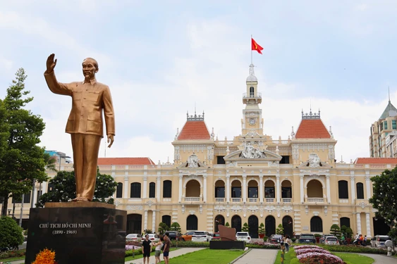 TP Hồ Chí Minh - 50 năm rạng rỡ tên Người