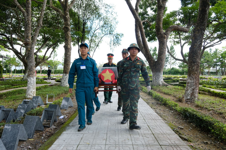Lấy mẫu ADN hài cốt liệt sĩ tại Nghĩa trang Liệt sĩ Bảo Lộc
