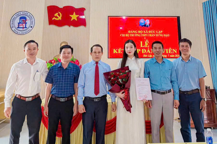 Xã Đức Lập kết nạp Đảng cho thủ khoa cấp trường Kỳ thi tốt nghiệp THPT năm 2026