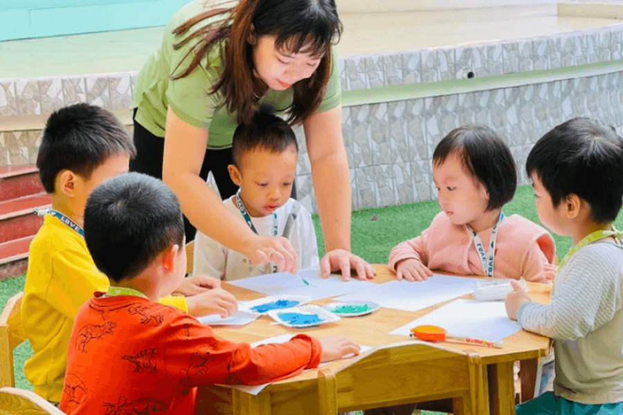 Đối tượng hưởng chính sách hỗ trợ phổ cập giáo dục mầm non