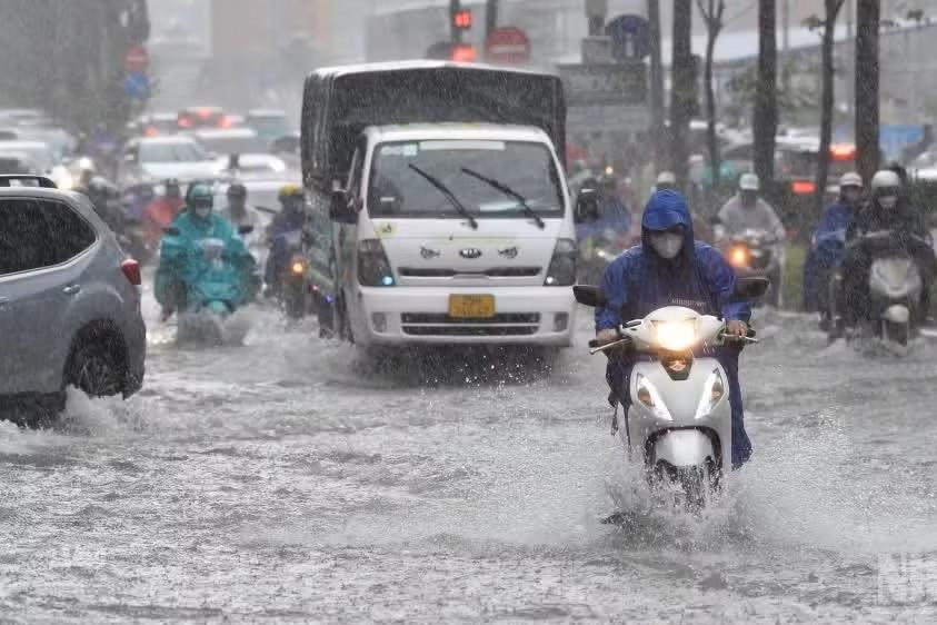 Thời tiết ngày 2/7: Mưa dông bao trùm miền bắc, Trung Bộ ngày nắng nóng