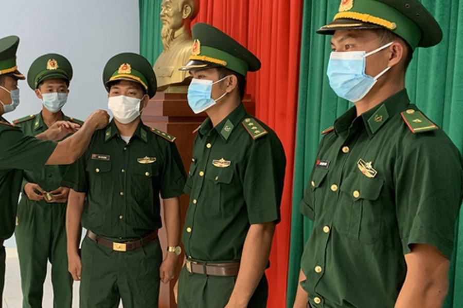 Có được bảo lưu thành tích để xét thăng quân hàm trước hạn?