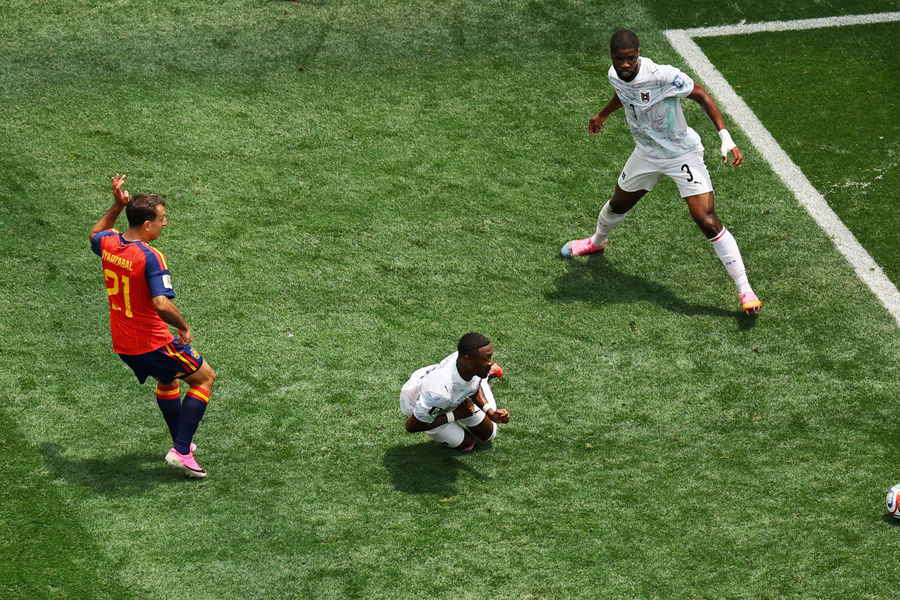 Tây Ban Nha đè bẹp Áo 3-0: Oyarzabal rực sáng đưa La Roja vào vòng 1/8 World Cup
