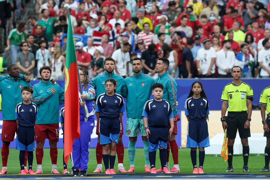 Tại sao Cristiano Ronaldo luôn đứng nghiêng người khi hát quốc ca Bồ Đào Nha?