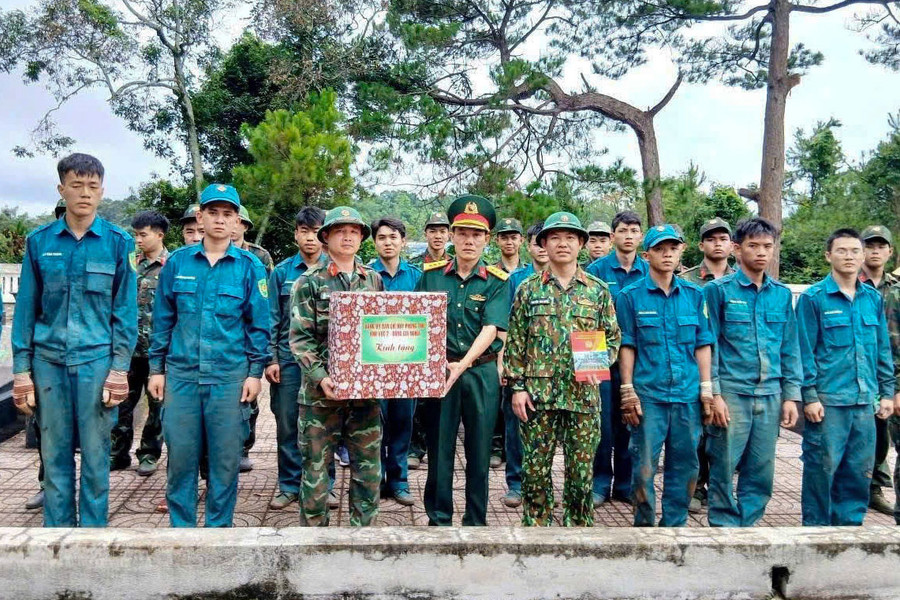 Ban Chỉ huy Phòng thủ khu vực 2 - Đông Gia Nghĩa thăm lực lượng lấy mẫu hài cốt liệt sĩ