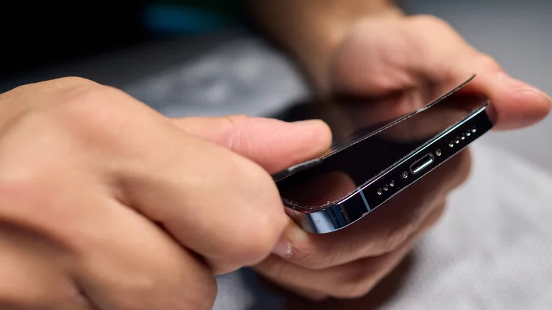 Mẹo chọn miếng dán màn hình smartphone: Tính năng quan trọng giúp chống bám vân tay