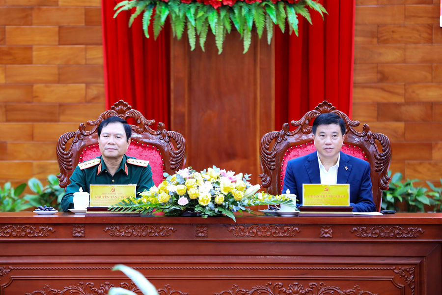 Đại tướng Nguyễn Tân Cương gặp mặt Ban Thường vụ Tỉnh ủy và cán bộ chủ chốt tỉnh Lâm Đồng