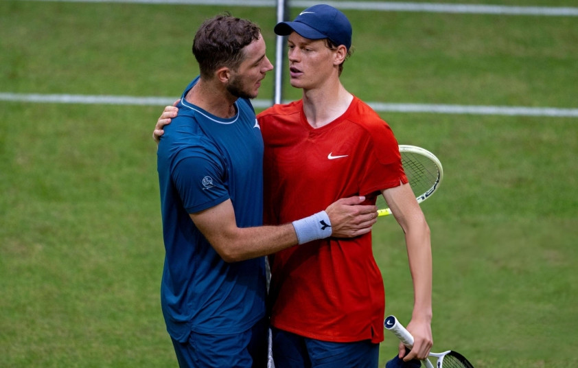 Jannik Sinner bản lĩnh hạ gục Jan-Lennard Struff để tiến vào bán kết Wimbledon 2026