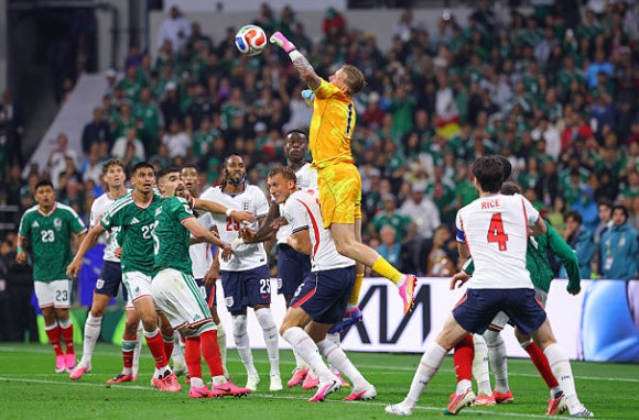 Jordan Pickford phá kỷ lục của Peter Shilton: Thủ lĩnh ồn ào và biểu tượng mới của Tam Sư