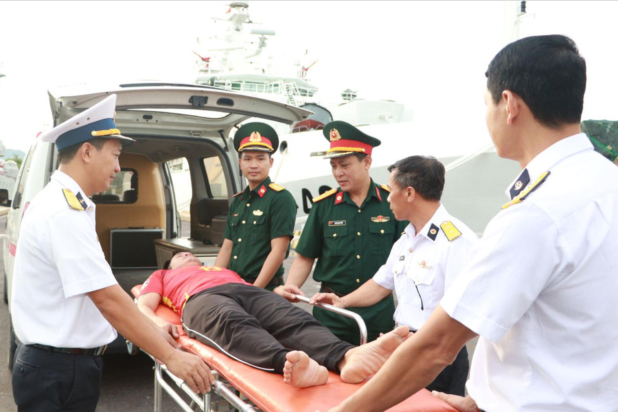 Ngư dân Phú Quý được đưa từ Trường Sa về Lâm Đồng điều trị bệnh