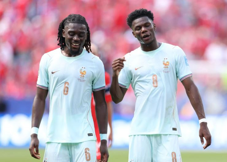 Manu Kone hay Ayyoub Bouaddi: Lời giải cho bài toán tuyến giữa của Man Utd