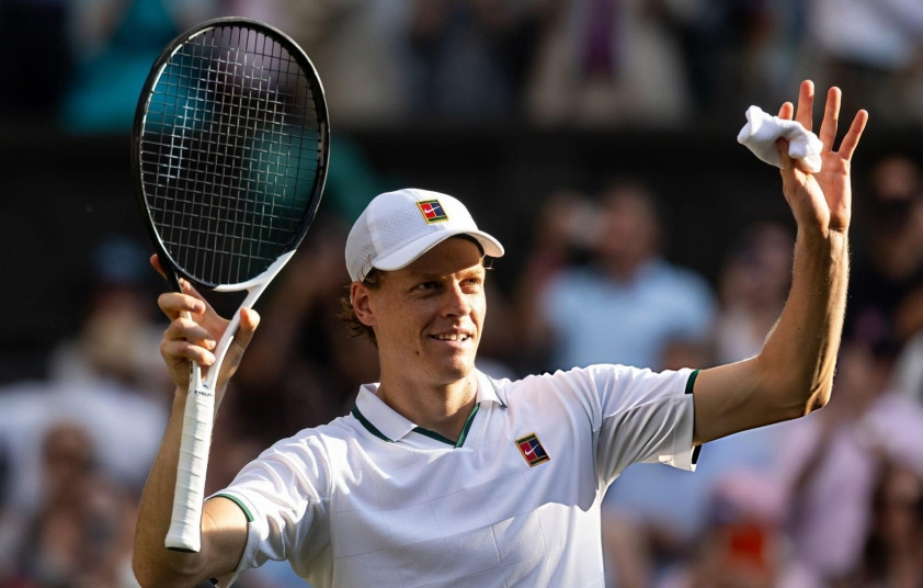 Jannik Sinner hạ gục Novak Djokovic 3-0, tiến sát ngôi vương Wimbledon 2026