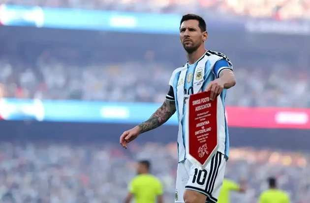 Messi gay gắt nhắc nhở trọng tài và kịch tính Argentina thắng Thụy Sĩ 3-1
