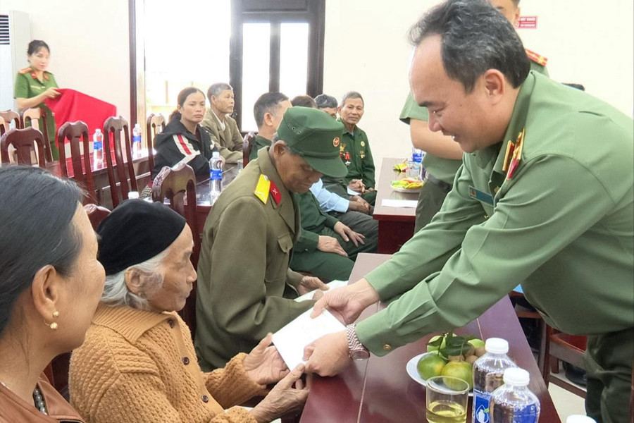 Đoàn công tác tỉnh Lâm Đồng thăm, tặng quà người có công tại Bảo Lâm