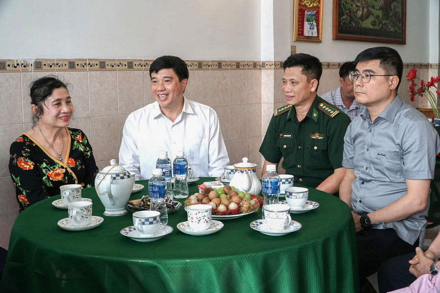 Bí thư Tỉnh ủy Lâm Đồng thăm, tặng quà gia đình chính sách phường Phan Thiết