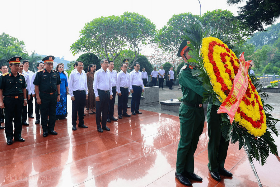 Thủ tướng dâng hương tưởng niệm các Anh hùng liệt sĩ và tặng quà gia đình có công với cách mạng tại Lào Cai