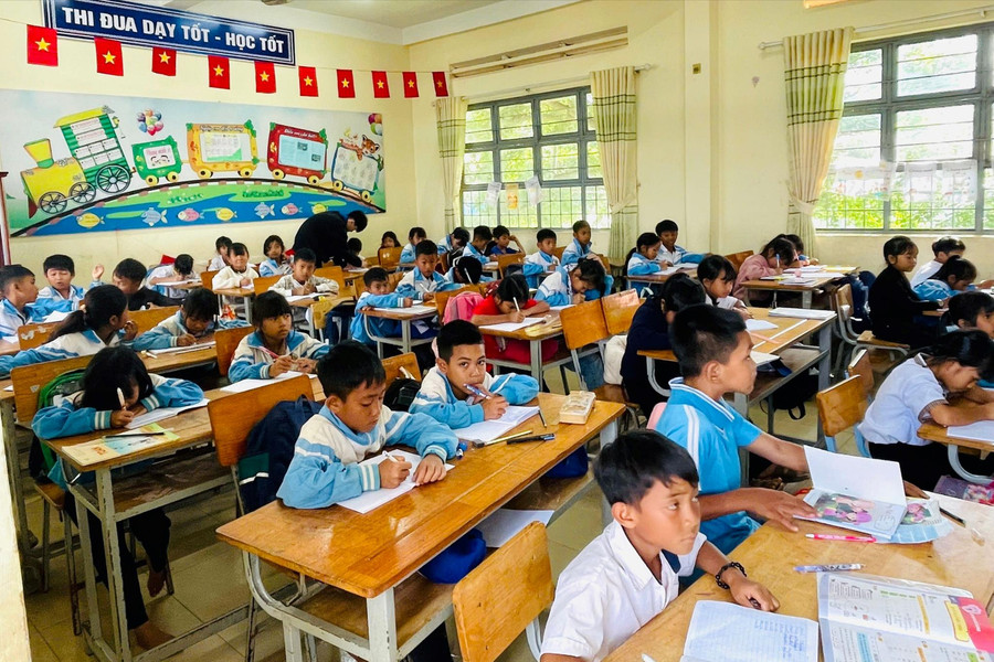 Gieo tri thức từ những “lớp học áo xanh”