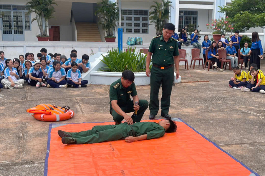 Bộ đội biên phòng dạy trẻ em cách phòng ngừa đuối nước