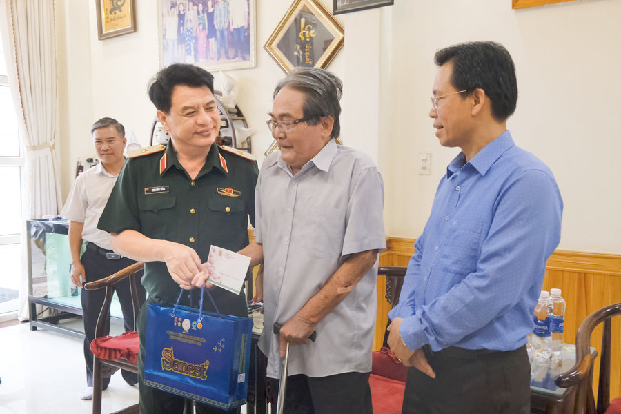Thiếu tướng Đinh Hồng Tiếng thăm Anh hùng Lực lượng vũ trang nhân dân Mai Thanh Minh