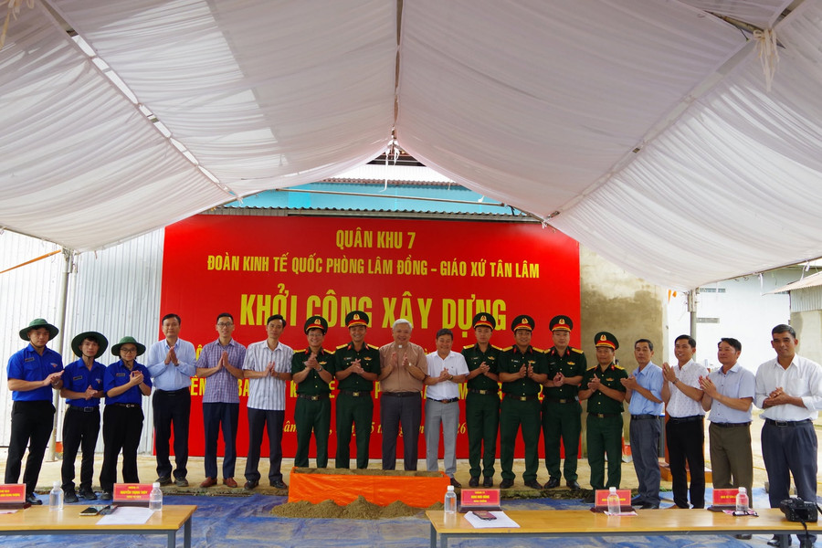 Khởi công xây dựng công trình thể dục thể thao ngoài trời và 11 nhà tình nghĩa