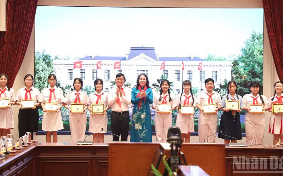 Phó Chủ tịch nước gặp mặt Đoàn đại biểu thiếu nhi tham gia “Hành trình Em yêu Tổ quốc Việt Nam”