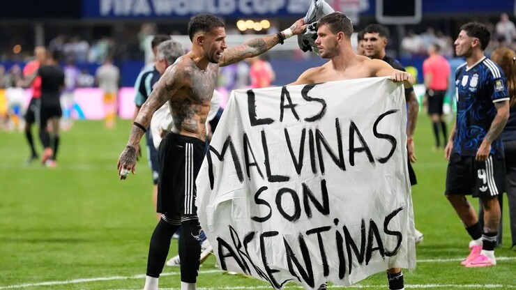 Argentina đối mặt án phạt từ FIFA sau màn ăn mừng chính trị trước tuyển Anh