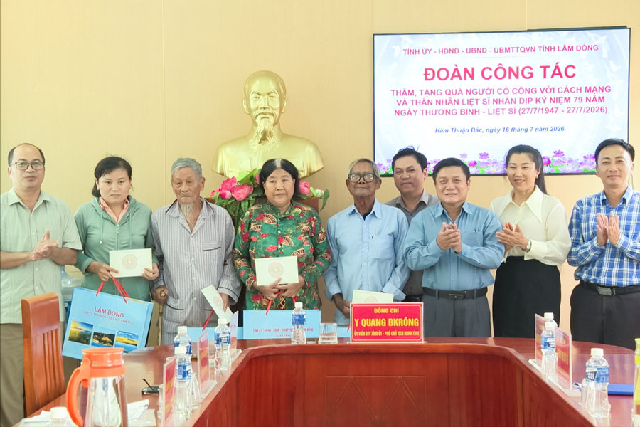 Phó Chủ tịch HĐND tỉnh Y Quang BKrông tri ân Mẹ Việt Nam Anh hùng và người có công
