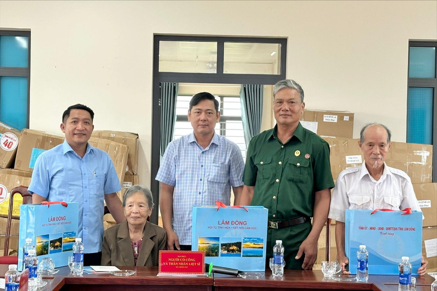 Phó Chủ tịch HĐND tỉnh Lâm Đồng Tiêu Hồng Phúc thăm, tặng quà người có công