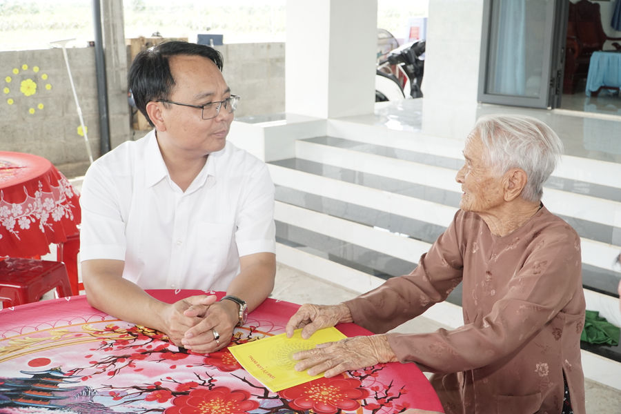 Phó Bí thư Thường trực Tỉnh ủy Lâm Đồng Đặng Hồng Sỹ thăm, tặng quà Mẹ Việt Nam Anh hùng, gia đình chính sách