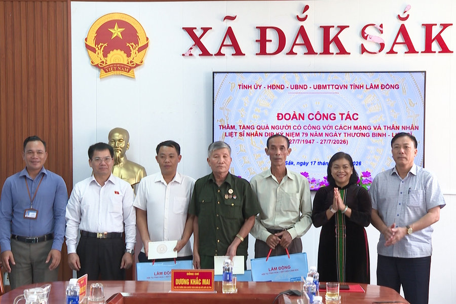 Lãnh đạo Đoàn ĐBQH Link vào Link vao Dubai thăm, tặng quà gia đình chính sách