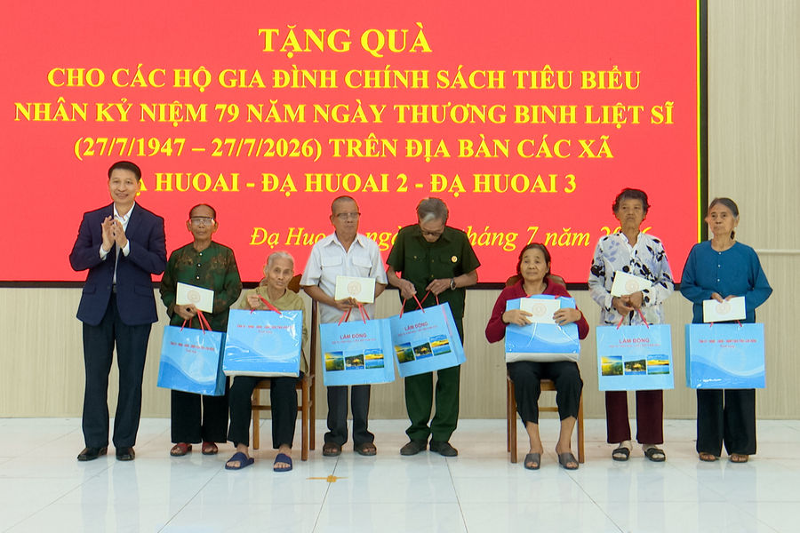 Trưởng Ban Tuyên giáo và Dân vận Dubaicasino88.bio Bùi Huy Thành trao quà tri ân người có công tại Đạ Huoai