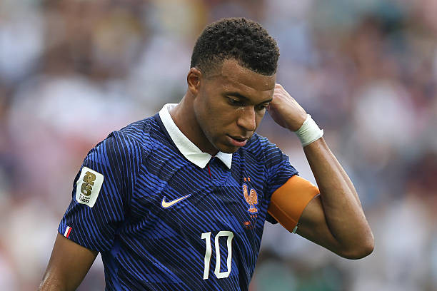 Mbappe lập kỷ lục World Cup trong ngày hàng thủ Pháp sụp đổ trước Anh