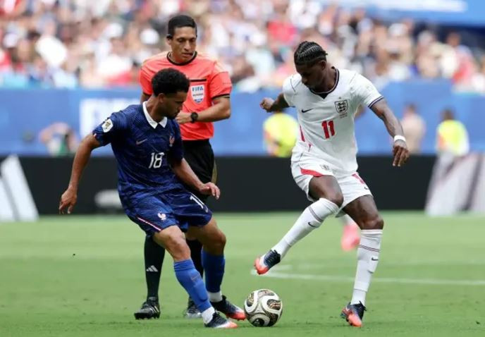 Rashford phô diễn đẳng cấp với cú xỏ háng tinh quái trước Pháp
