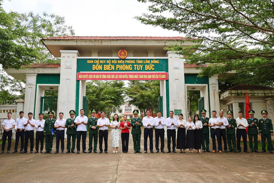 Đoàn công tác xã Tân Hà Lâm Hà trao đổi kinh nghiệm với các địa phương bạn