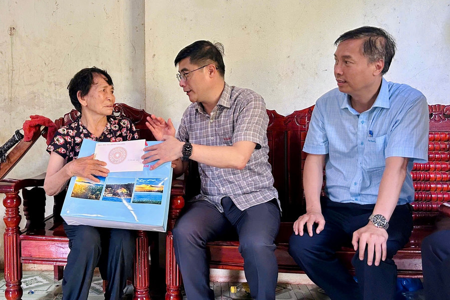 Chánh Văn phòng Tỉnh ủy Lâm Đồng Nguyễn Khắc Bình thăm, tặng quà người có công cách mạng
