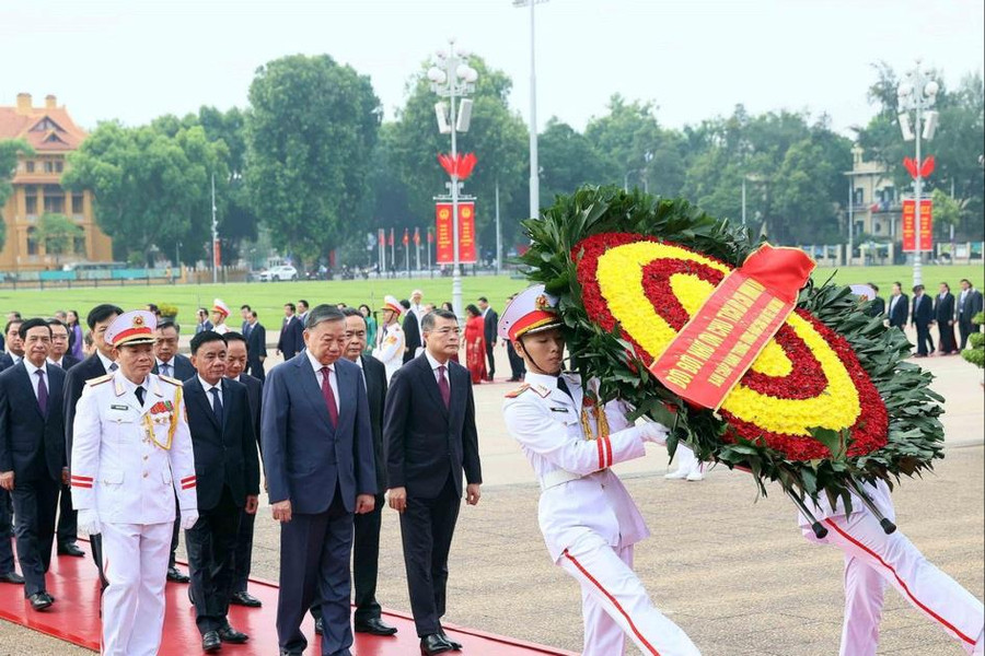 Ban Chấp hành Trung ương Đảng vào Lăng viếng Chủ tịch Hồ Chí Minh