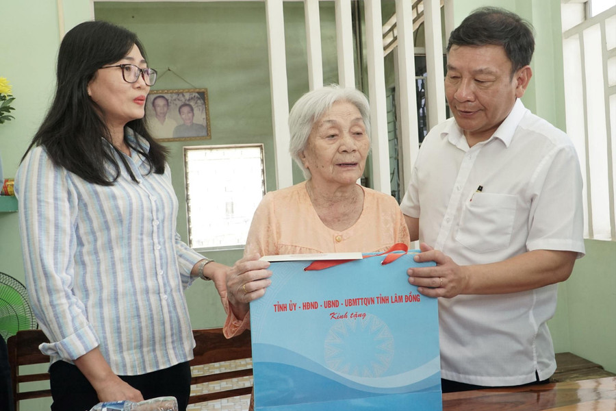 Phó Bí thư Tỉnh ủy Lâm Đồng Bùi Thắng thăm thương, bệnh binh tại Tân Thành và Hàm Thuận Nam