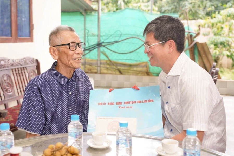 Phó Chủ tịch UBND tỉnh Nguyễn Hồng Hải thăm gia đình chính sách tại khu vực Lâm Hà