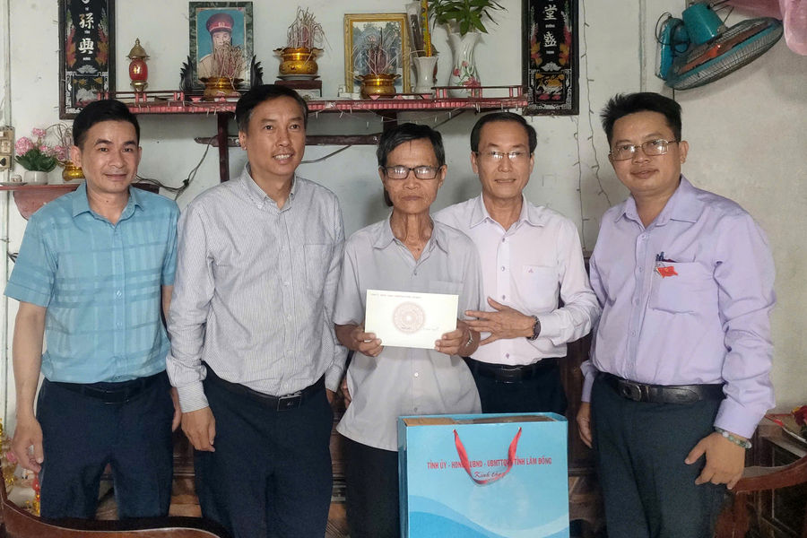 Đoàn công tác tỉnh Lâm Đồng tặng quà cho các gia đình chính sách xã Trà Tân và Hoài Đức