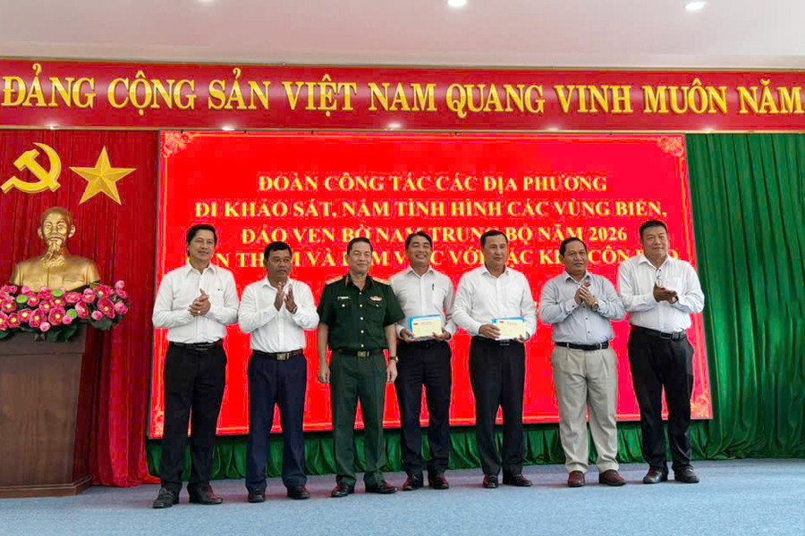 Tỉnh Lâm Đồng cùng Cảnh sát biển Việt Nam thăm, tặng quà quân và dân Đặc khu Côn Đảo
