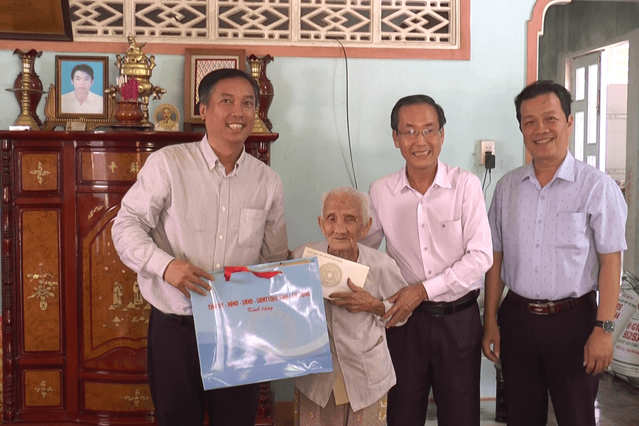 Đoàn công tác tỉnh Lâm Đồng thăm, tặng quà gia đình chính sách tại xã Đức Linh và Nam Thành