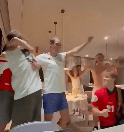 Rafael Nadal và chiếc áo đấu gây tranh cãi ngày Tây Ban Nha vô địch World Cup
