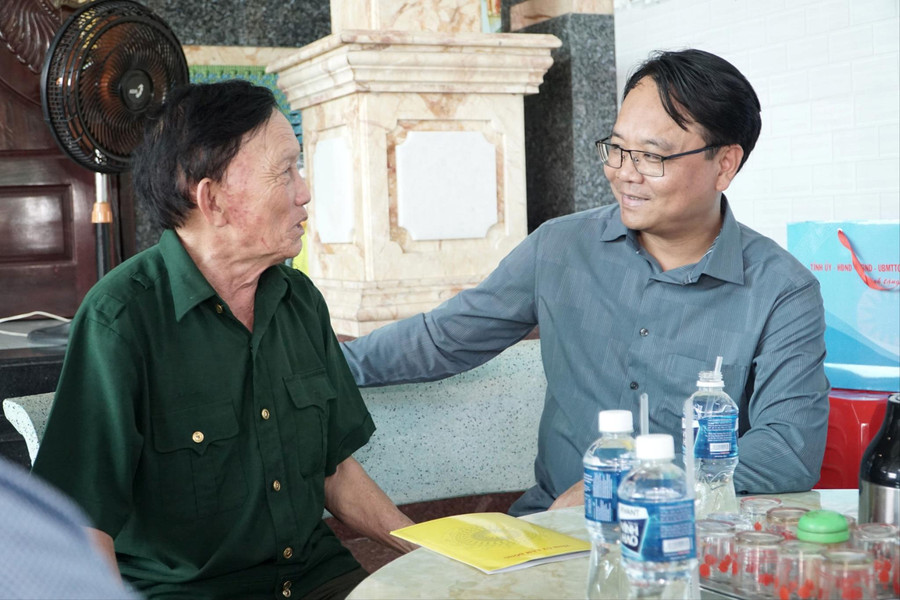 Phó Bí thư Thường trực Tỉnh ủy Lâm Đồng Đặng Hồng Sỹ thăm, tặng quà các gia đình chính sách